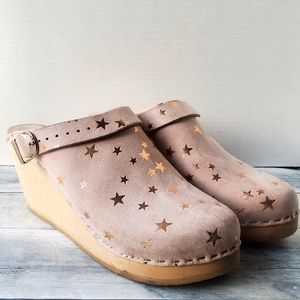 Last price! Maguba Clogs w/Rose Gold Stars